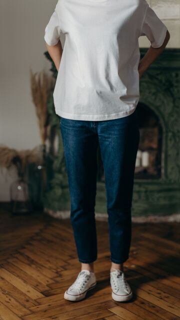 Persona con vaqueros oscuros y camiseta blanca