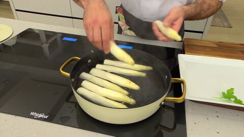 Introdúcelos en la cazuela, sazona, tapa y deja que se cocinen