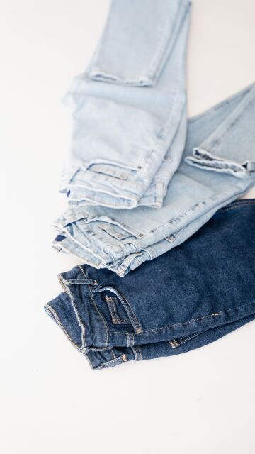 Pantalones vaqueros claros y oscuros