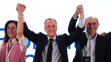 Florentino Pérez celebra su victoria en las elecciones Florentino Pérez celebra su victoria en las elecciones