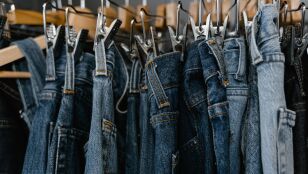 Pantalones vaqueros claros y oscuros