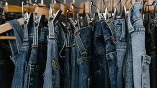 Pantalones vaqueros claros y oscuros