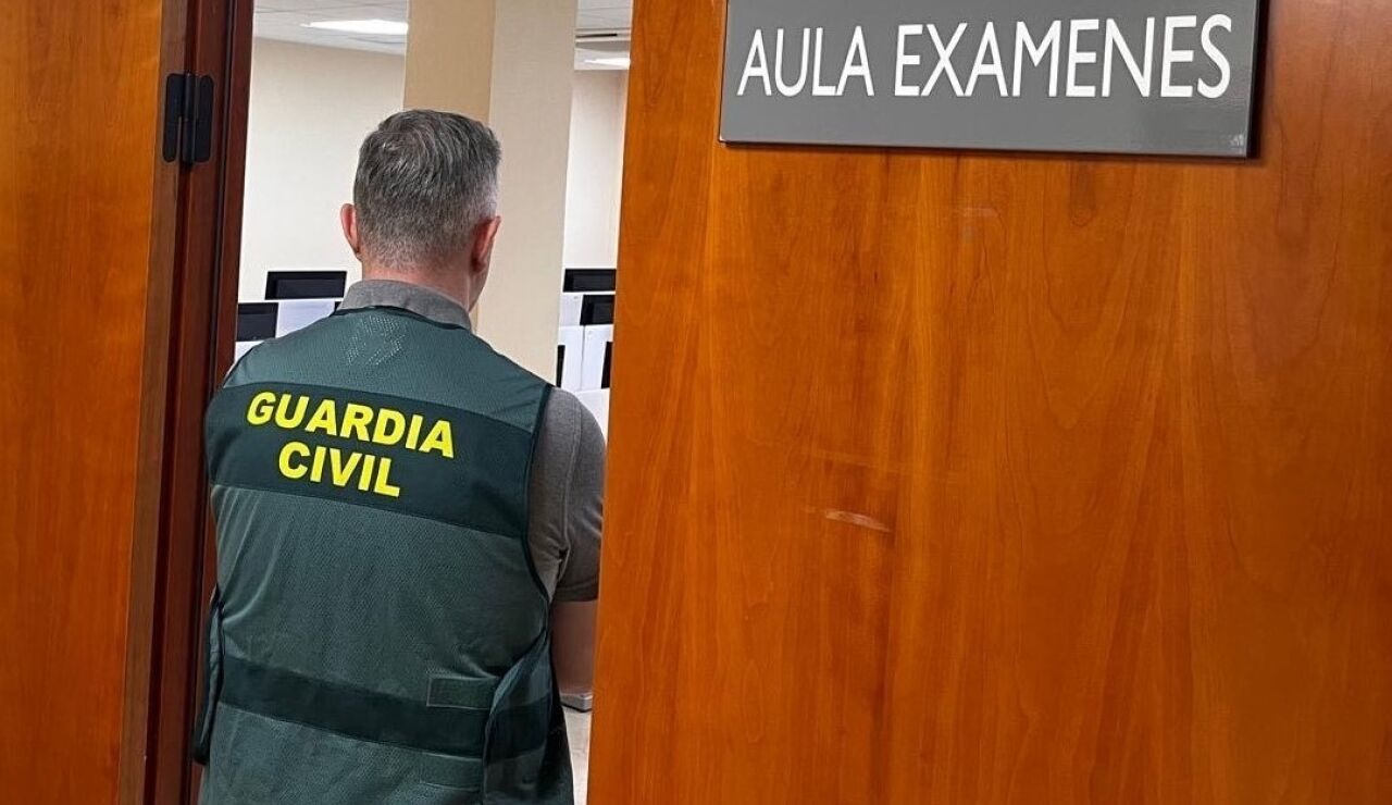 Una persona llega conduciendo a su examen de recuperaci&oacute;n del carn&eacute; de conducir