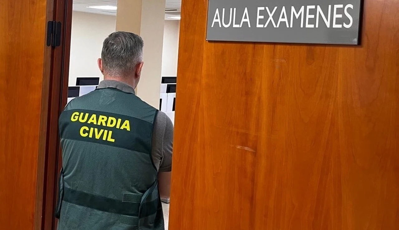 Una persona llega conduciendo a su examen de recuperación del carné de conducir