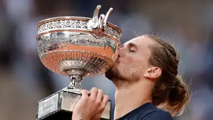 Alexander Zverev besa el trofeo de Roland Garros