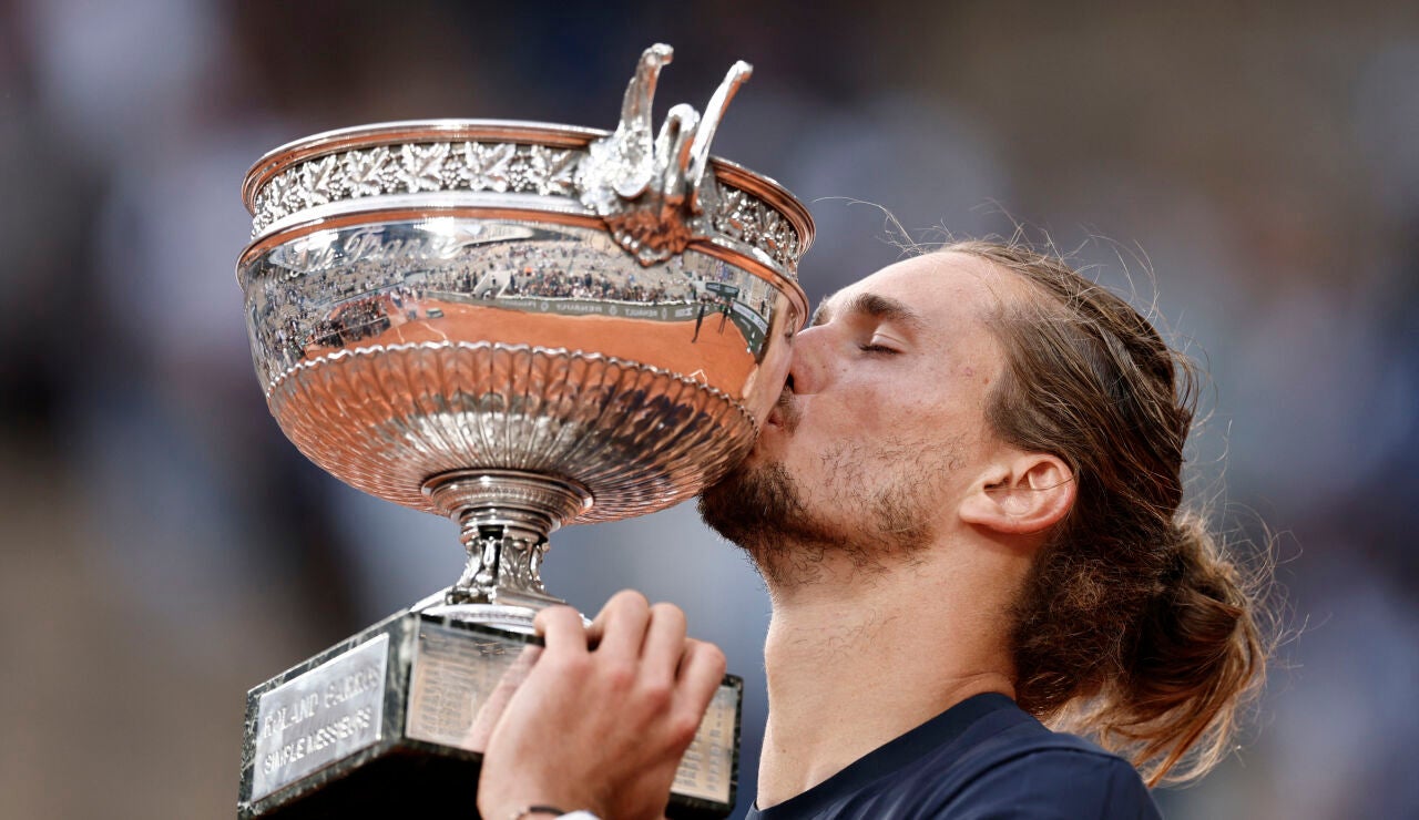 Alexander Zverev besa el trofeo de Roland Garros
