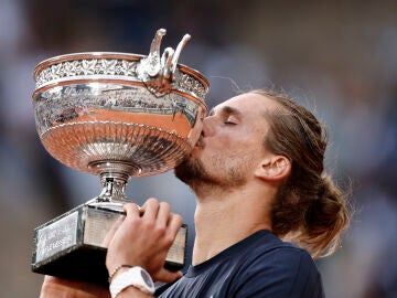 Alexander Zverev besa el trofeo de Roland Garros