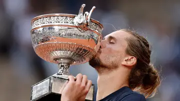 Alexander Zverev besa el trofeo de Roland Garros Alexander Zverev besa el trofeo de Roland Garros