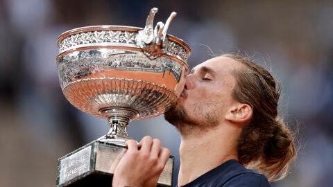Alexander Zverev besa el trofeo de Roland Garros