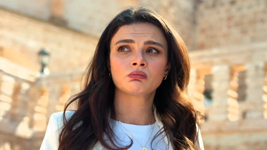 Alya esquiva las preguntas sobre sus sentimientos por Cihan, pero acaba delatándose con una teoría sobre el amor Alya esquiva las preguntas sobre sus sentimientos por Cihan, pero acaba delatándose con una teoría sobre el amor