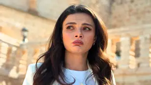 Alya esquiva las preguntas sobre sus sentimientos por Cihan, pero acaba delatándose con una teoría sobre el amor