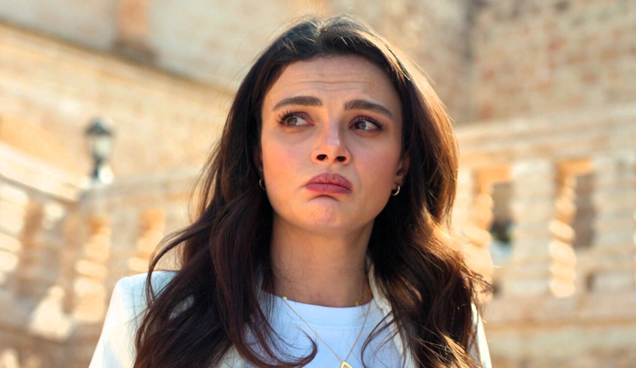 Alya esquiva las preguntas sobre sus sentimientos por Cihan, pero acaba delat&aacute;ndose con una teor&iacute;a sobre el amor