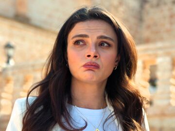 Alya esquiva las preguntas sobre sus sentimientos por Cihan, pero acaba delat&aacute;ndose con una teor&iacute;a sobre el amor