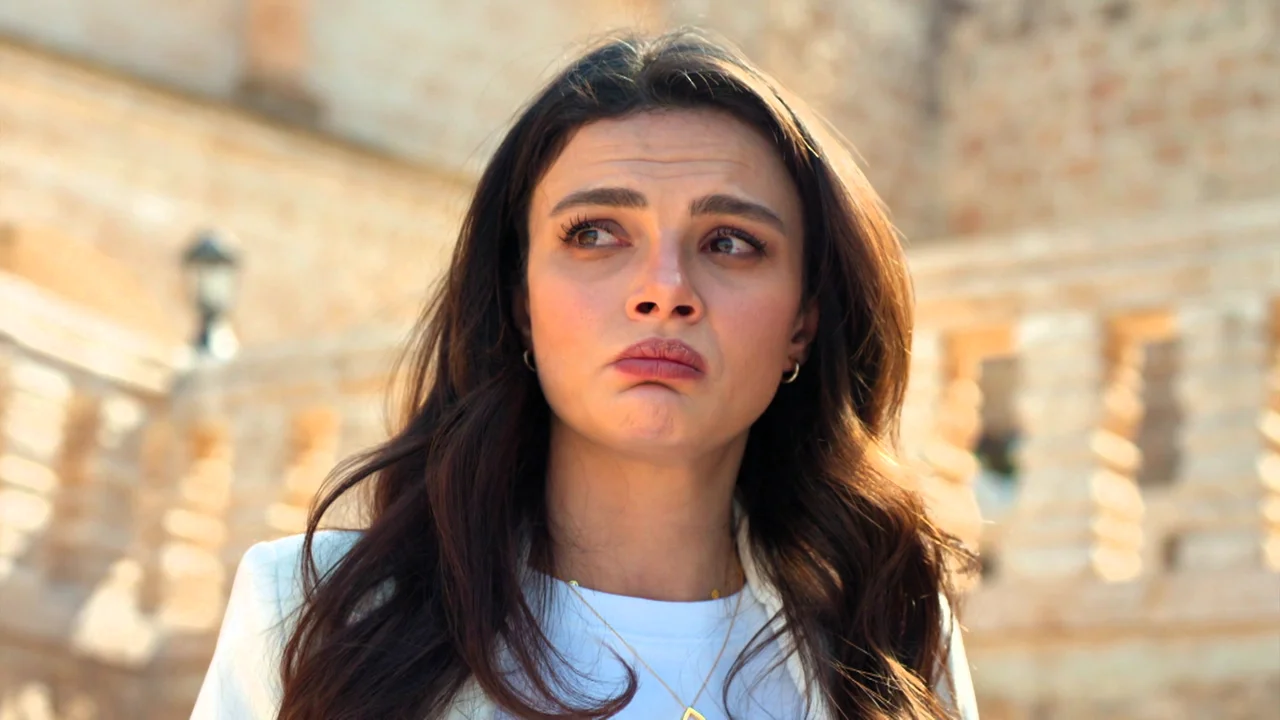 Alya esquiva las preguntas sobre sus sentimientos por Cihan, pero acaba delatándose con una teoría sobre el amor