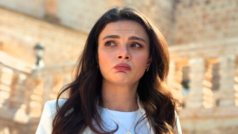 Alya esquiva las preguntas sobre sus sentimientos por Cihan, pero acaba delat&aacute;ndose con una teor&iacute;a sobre el amor