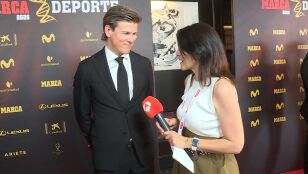 Johannes Klaebo, con la periodista Vanessa Blasco