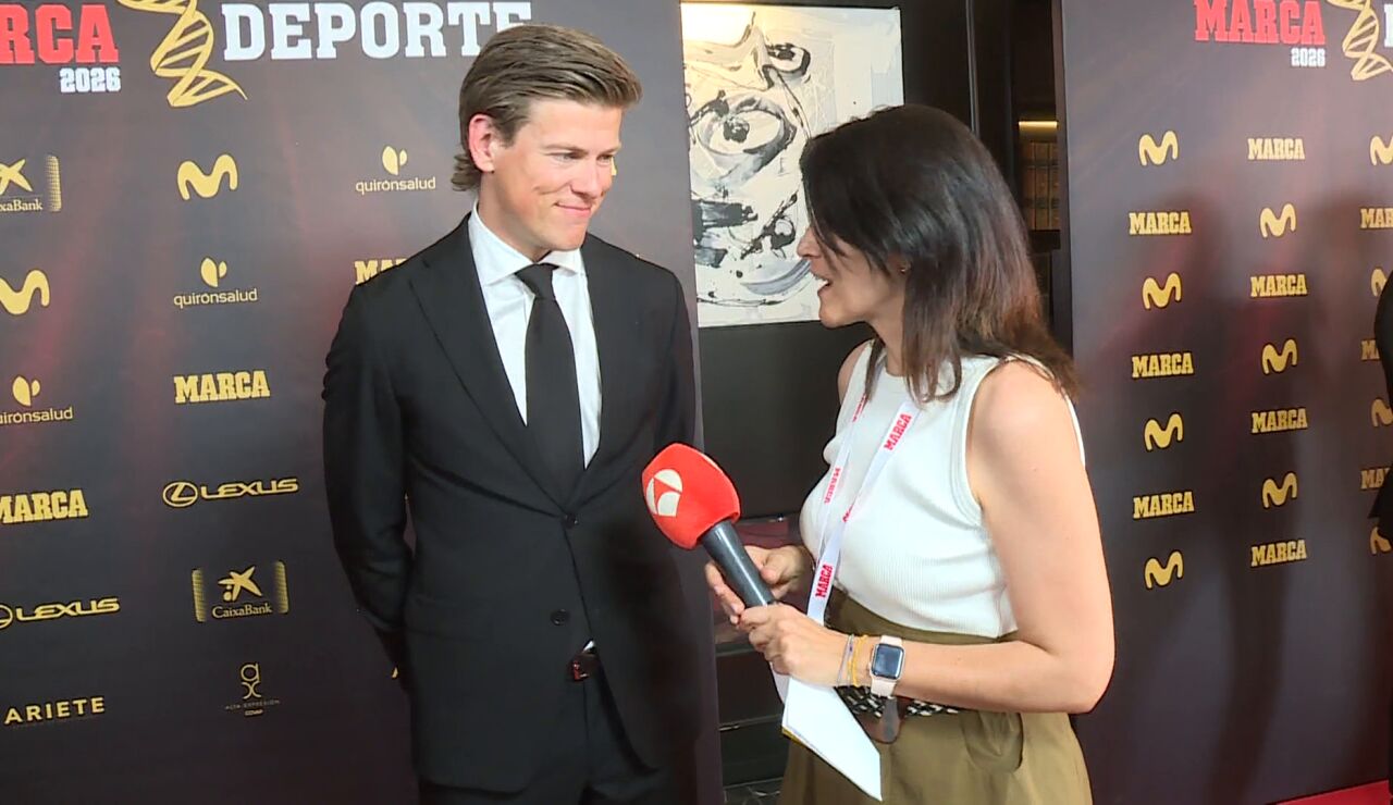 Johannes Klaebo, con la periodista Vanessa Blasco