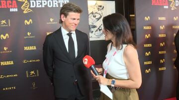 Johannes Klaebo, con la periodista Vanessa Blasco