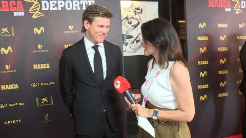 Johannes Klaebo, con la periodista Vanessa Blasco