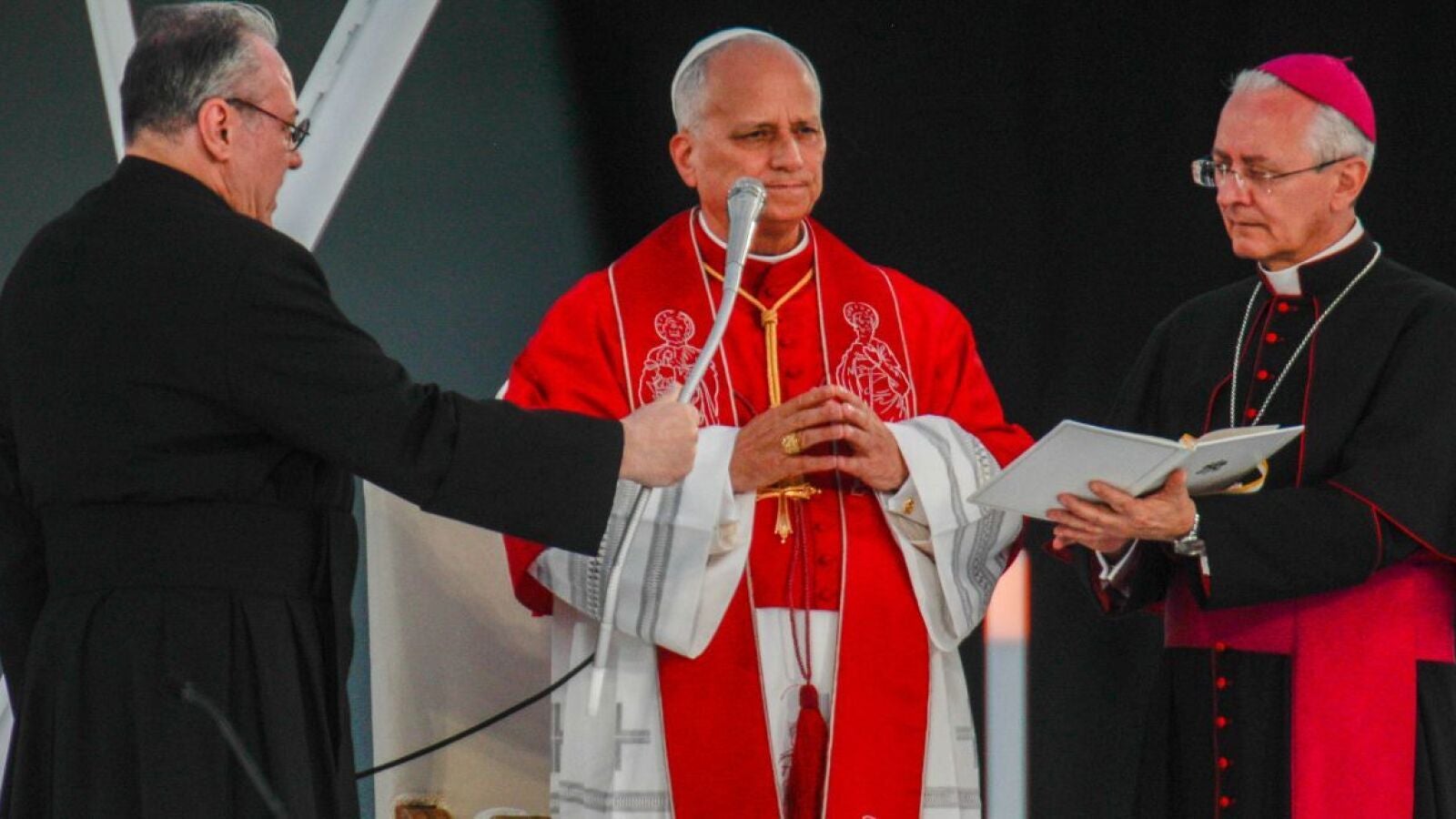 La salud mental y la violencia machista centran la multitudinaria vigilia del papa León XIV en el estadio Lluís Companys de Barcelona