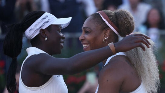 Serena Williams se abraza con Victoria Mboko