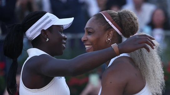 Serena Williams se abraza con Victoria Mboko Serena Williams se abraza con Victoria Mboko