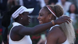 Serena Williams se abraza con Victoria Mboko