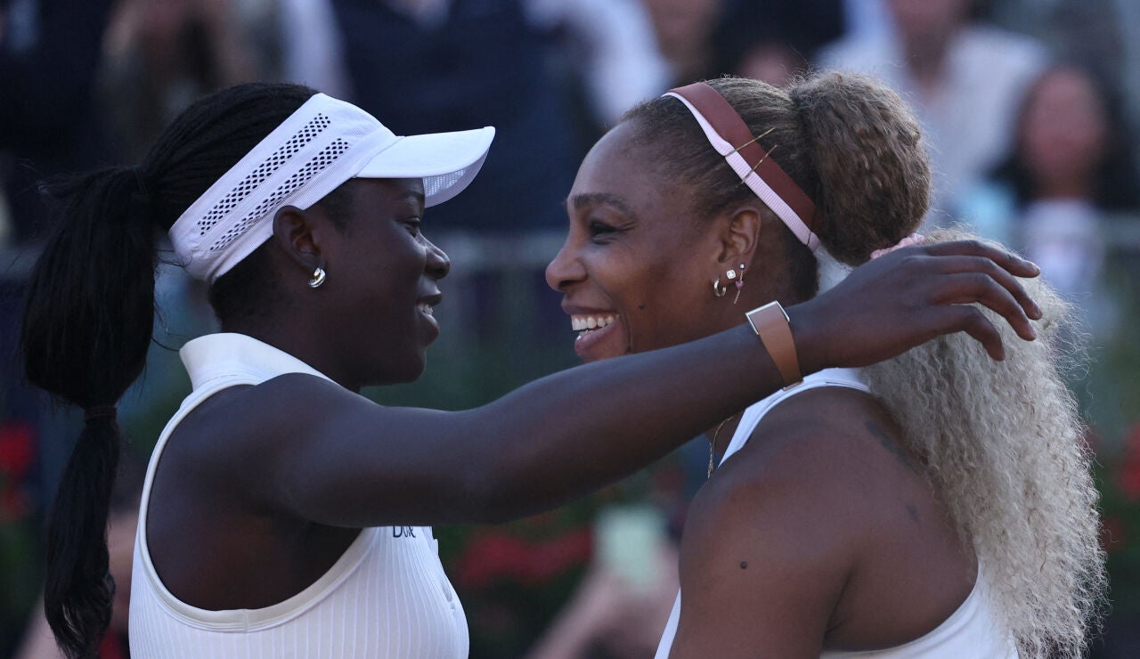 Serena Williams se abraza con Victoria Mboko