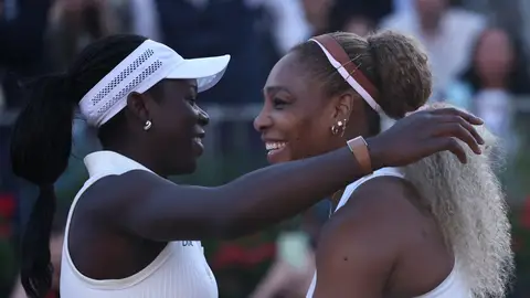 Serena Williams se abraza con Victoria Mboko Serena Williams se abraza con Victoria Mboko