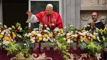 El Papa Le&oacute;n XIV saluda desde un balc&oacute;n de la Abad&iacute;a de Montserrat