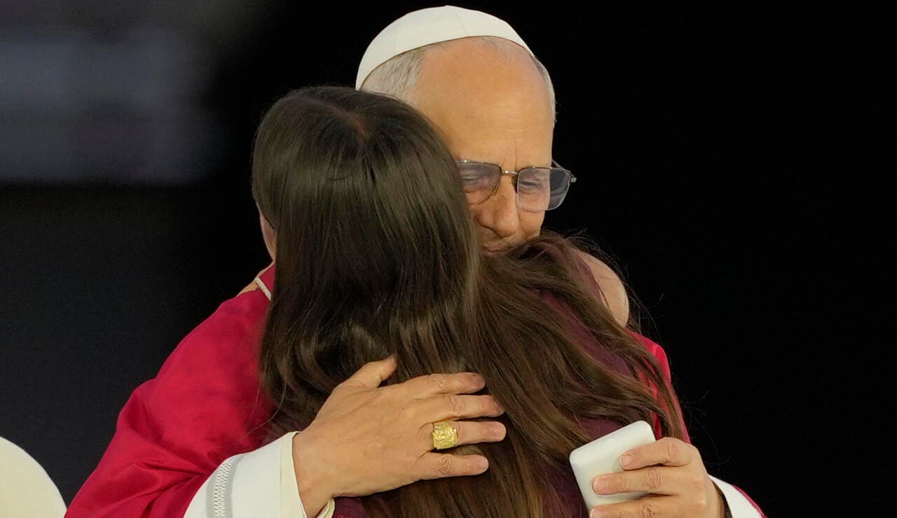 Imagen del papa Le&oacute;n XIV abrazando a Desir&eacute;e en el Estadi Ol&iacute;mpic 