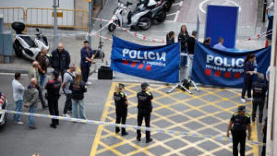 Imagen de los agentes de los Mossos d'Esquadra junto en la calle Balmes