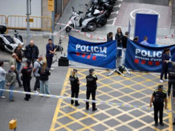 Imagen de los agentes de los Mossos d'Esquadra junto en la calle Balmes