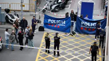 Imagen de los agentes de los Mossos d'Esquadra junto en la calle Balmes Imagen de los agentes de los Mossos d'Esquadra junto en la calle Balmes