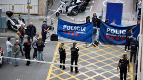 Imagen de los agentes de los Mossos d'Esquadra junto en la calle Balmes