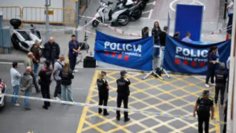 Imagen de los agentes de los Mossos d'Esquadra junto en la calle Balmes Imagen de los agentes de los Mossos d'Esquadra junto en la calle Balmes