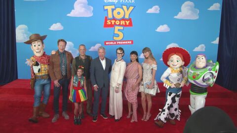El equipo de Toy Story 5 con Taylor Swift