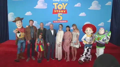 El equipo de Toy Story 5 con Taylor Swift El equipo de Toy Story 5 con Taylor Swift