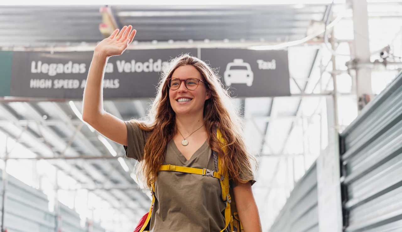Mujer joven en la estación de tren