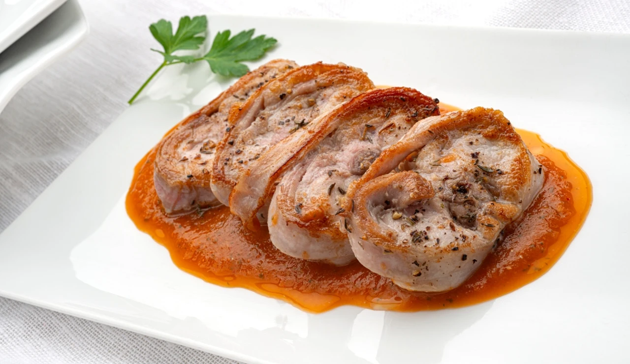 Medallones de carne de conejo con salsa de tomate asado