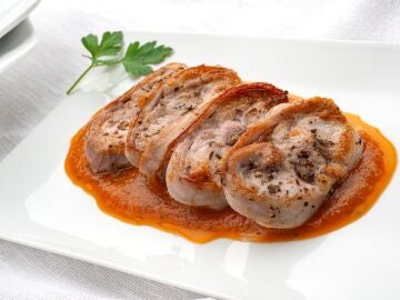 Medallones de carne de conejo con salsa de tomate asado