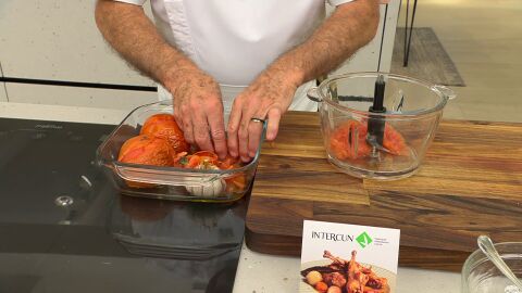 Deja templar, retira la piel de los tomates y pásalos al vaso de la batidora