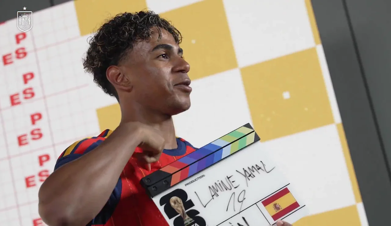 Lamine Yamal, en la sesión de fotos oficial previa al Mundial