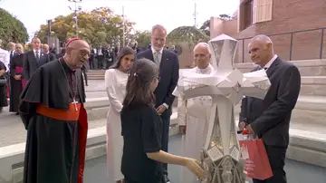 Valentina explica al Papa La Torre de Jesús Valentina explica al Papa La Torre de Jesús