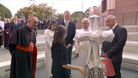Valentina explica al Papa La Torre de Jesús Valentina explica al Papa La Torre de Jesús