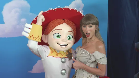 Taylor Swfit con Jessie en el preestreno de Toy Story 5 Taylor Swfit con Jessie en el preestreno de Toy Story 5