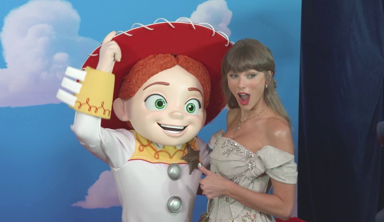 Taylor Swfit con Jessie en el preestreno de Toy Story 5