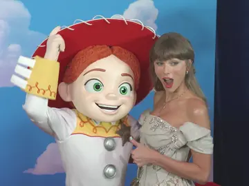 Taylor Swfit con Jessie en el preestreno de Toy Story 5 Taylor Swfit con Jessie en el preestreno de Toy Story 5