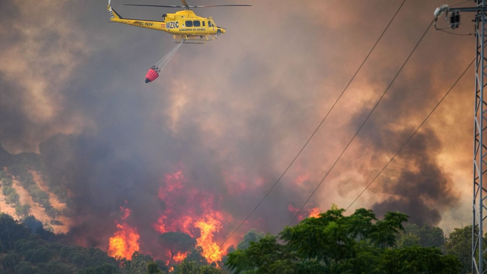 La UME se suma al incendio de Villanueva de los Castillejos (Huelva) que sigue activo y mantiene a más de 100 vecinos desalojados