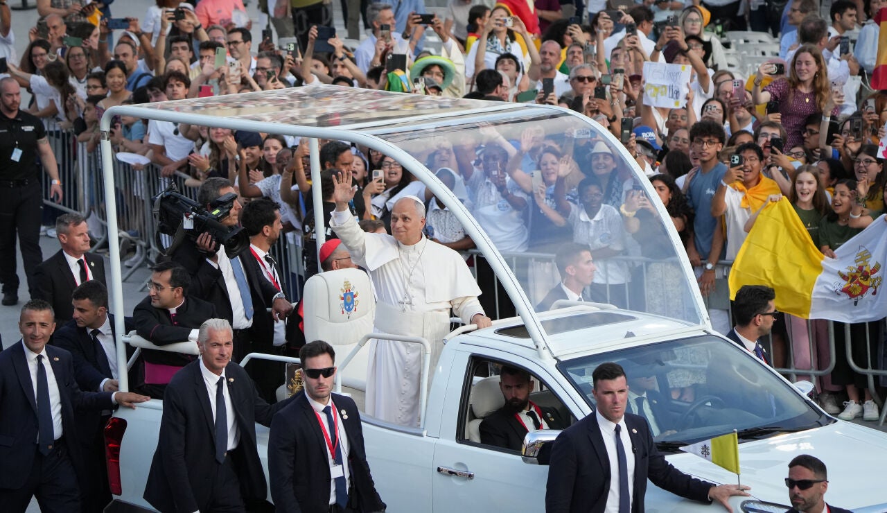 El Papa Le&oacute;n XIV preside la vigilia de oraci&oacute;n en el Estadio Ol&iacute;mpico Llu&iacute;s Companys
